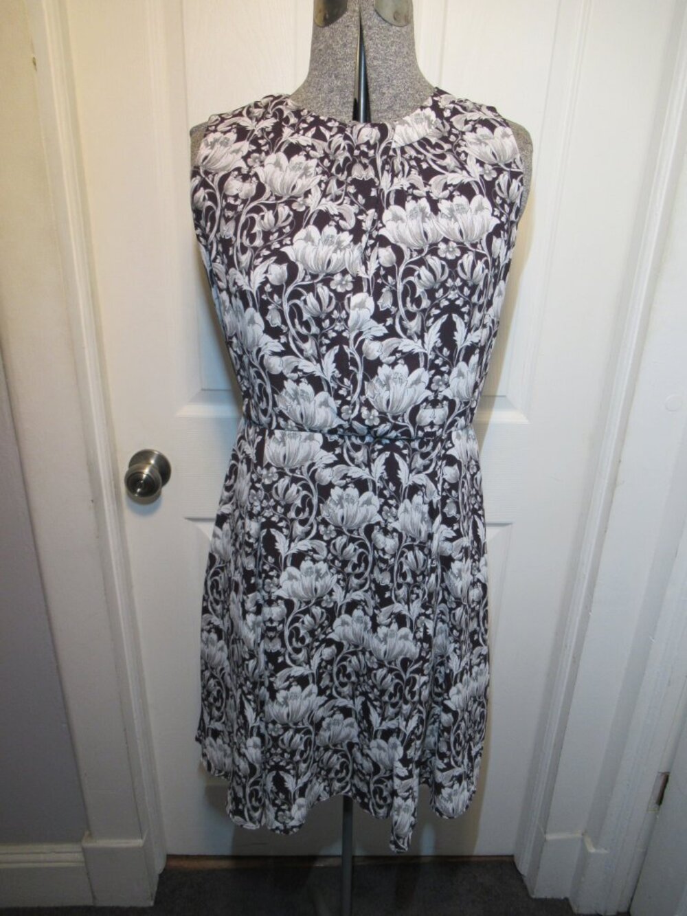 BANANA REPUBLIC SIZE 4 MULTI FLORAL SLEEVELESS DRESS, FIT & FLARE, FLOWERS EUC